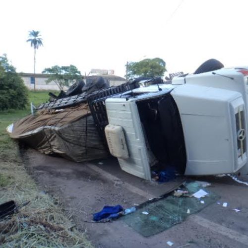 Caminhão carregado com papel prensado tomba na Rodovia Anhanguera