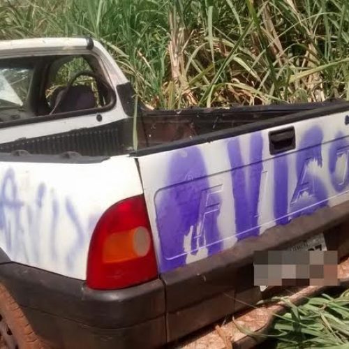 Fiat Strada roubado é localizado na estrada do Brejão danificado e pichado pelos meliantes