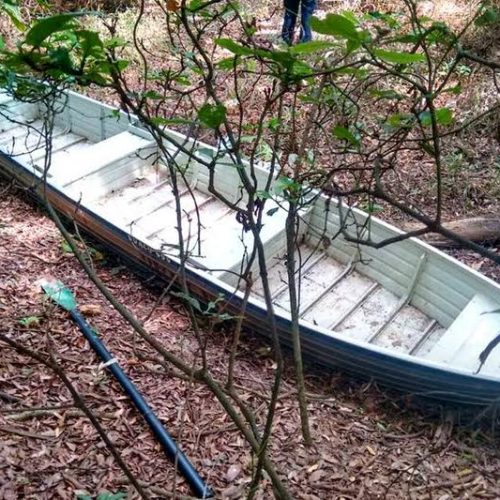 Canoa furtada é localizada em área de mata na Av. Nossa Senhora Aparecida