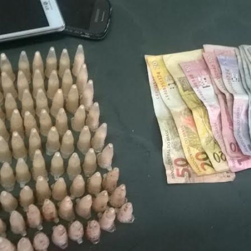 Após recebimento de denúncia PM localiza 92 pinos com cocaína; uma jovem e dois menores são detidos