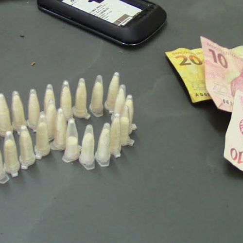 PM prende homem em flagrante de tráfico de drogas no bairro Santa Cruz