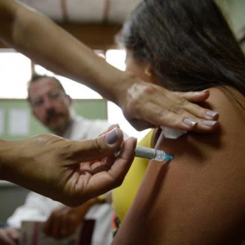 Meninas adolescentes precisam tomar a segunda dose da vacina do HPV