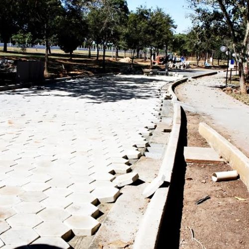 Clube de Campo inicia pavimentação com bloquetes da estrada do Parque das Churrasqueiras