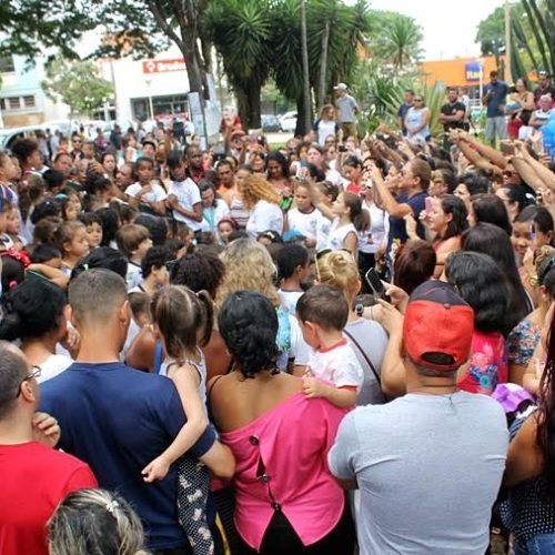 Semana da Água reúne grande público na praça central, tem palestras e soltura de peixes no rio Mogi