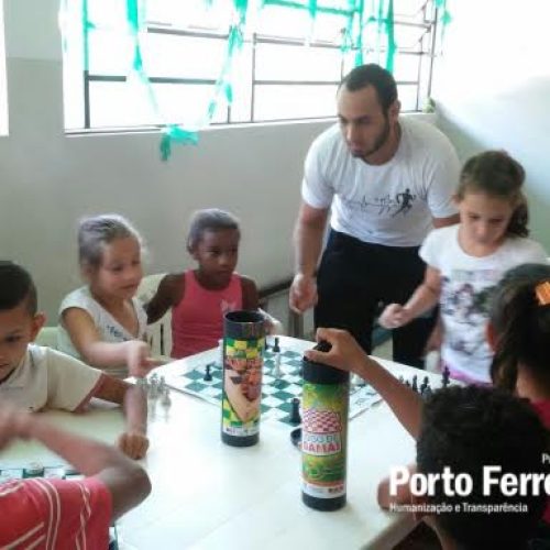 Programa Segundo Tempo: núcleo do Cristo ensina xadrez aos alunos conveniados
