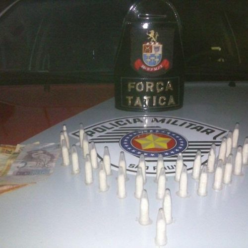 PM localiza 32 pinos com cocaína no bairro Cristo Redentor; dois menores foram apreendidos