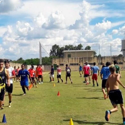 Secretaria de Esportes e Lazer oferece aulas gratuitas de futsal e futebol de campo