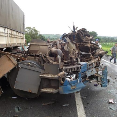 Motorista fica preso nas ferragens após engavetamento envolvendo três caminhões e três veículos