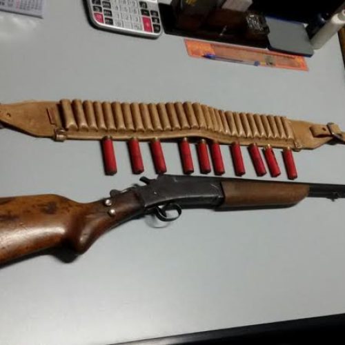 PM de Descalvado prende homem de 31 anos após encontrar arma e munições em seu carro