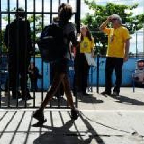 Peso de mochilas preocupa pais de estudantes e ortopedistas