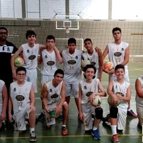 Equipe mirim masculina de vôlei faz sua estreia no torneio da APV