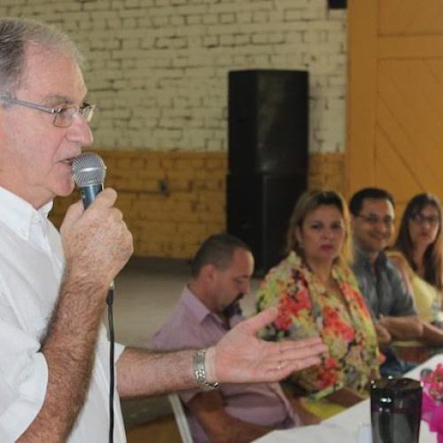 Na Semana da Saúde Bucal, alunos das Emeis assistem a peça do programa Sorrindo para o Futuro