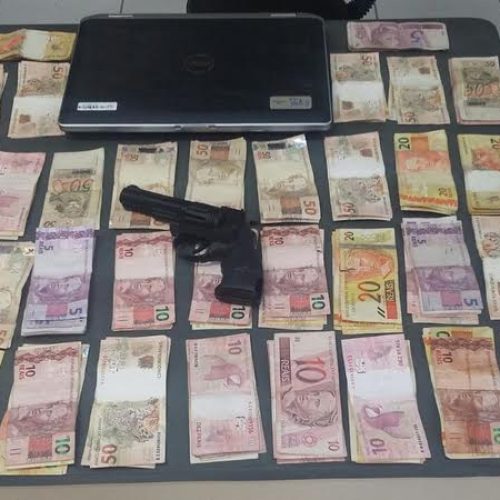 Polícia captura menor procurado pela Justiça e apreende objetos em sua casa