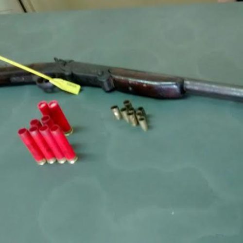 PM encontra arma de fogo em cumprimento de Mandado de Busca e Apreensão; dois homens foram presos