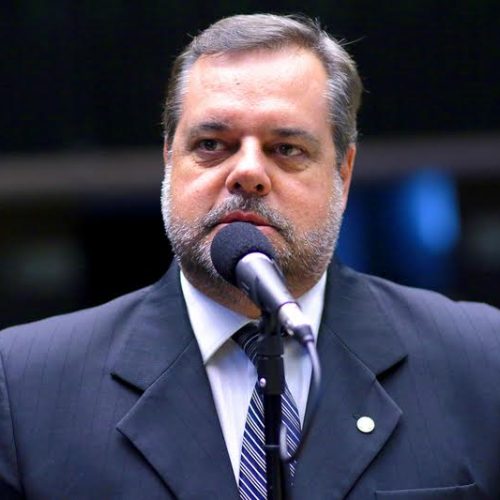 Lobbe apresenta proposta para evitar corte na compra de livros didáticos