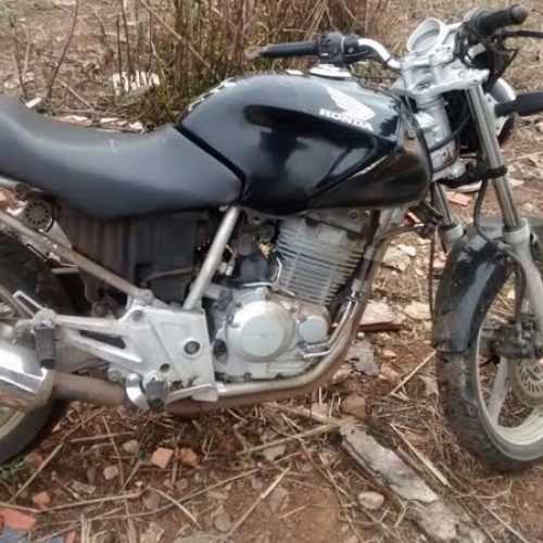 Moto roubada por Porto Ferreira é localizada abandonada em rua do Jardim Centenário