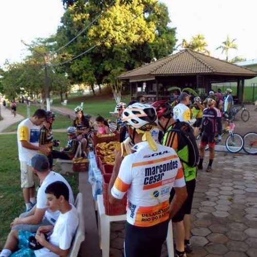 Passeio ciclístico do Clube de Campo reuniu 90 pessoas e arrecadou alimentos para o Solar