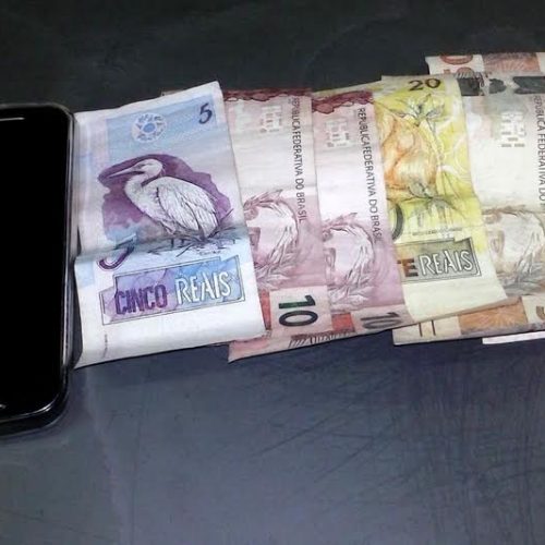 Trio rouba dinheiro e celulares de estudantes; um menor foi apreendido