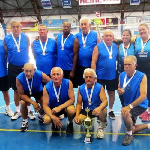 Equipes da ‘melhor idade’ de Porto Ferreira disputaram as finais da APV de vôlei adaptado