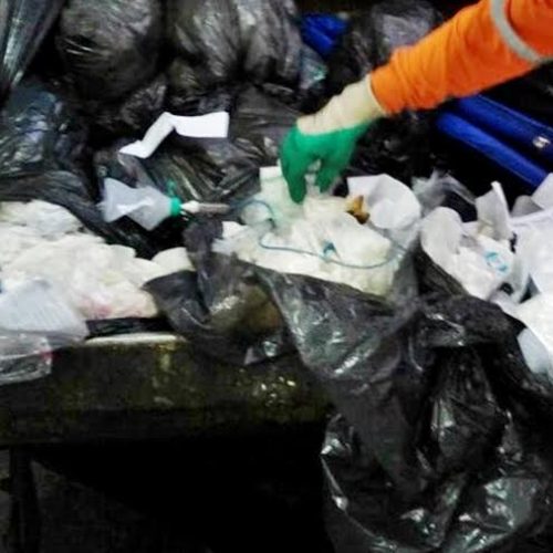 Descarte irregular de agulhas e seringas no lixo domiciliar causa ferimentos em coletores