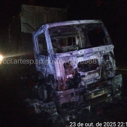 Caminhão carregado com 70 toneladas de cana pega fogo na SP-340