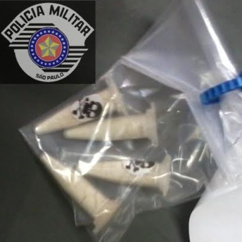 Homem de 35 anos é detido com pinos contendo cocaína após empreender fuga em moto