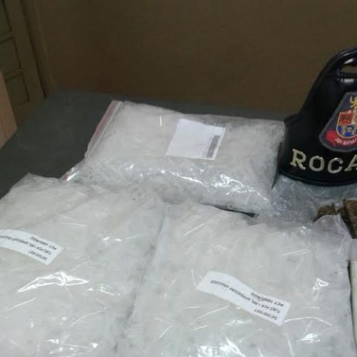 Jovem é detido por porte de entorpecente e PM localiza material usado para acondicionamento de droga