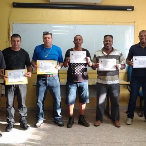 Comando da Polícia Militar de Porto Ferreira presta homenagem a policiais no Dia do Soldado