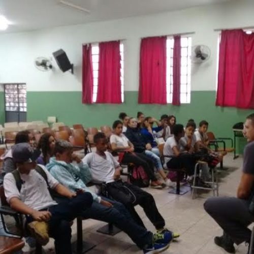 PM realiza palestra sobre os perigos das drogas lícitas e ilícitas para alunos da E.E. Djalma Forjaz