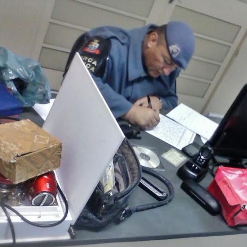 Casal é assaltado em residência no bairro Areia Branca; PM age rápido e prende dois homens