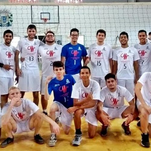 Equipe masculina infanto-juvenil de vôlei vence torneio em Leme