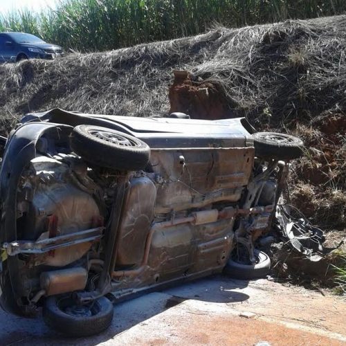 Capotamento deixa uma vítima fatal na Estrada do Brejão