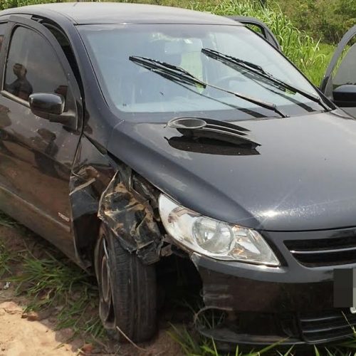 Menor de 17 anos é apreendido com carro roubado em Descalvado após fugir da polícia e bater em poste