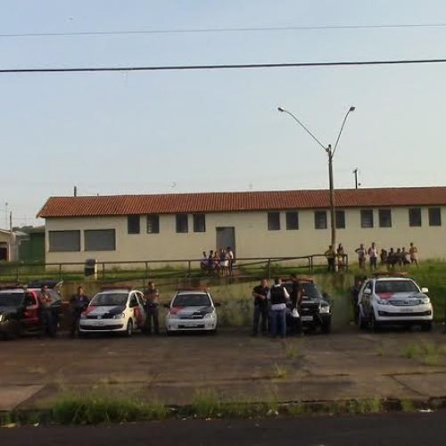 Doze pessoas foram presas e um menor apreendido em operação policial em Porto Ferreira