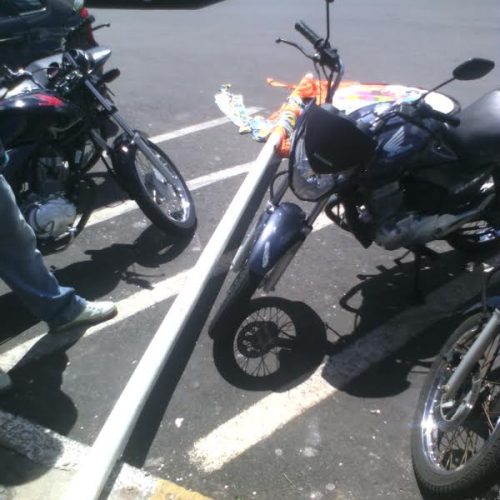 Poste usado para enfeitar desfile de carnaval cai sobre moto estacionada na área central da cidade