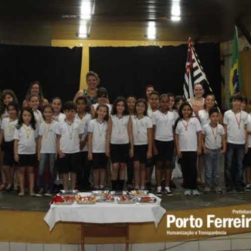 Departamento de Educação entrega certificados e medalhas para estudantes
