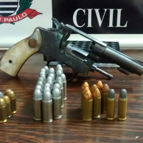 Polícia Civil de Porto Ferreira prende homem em flagrante por posse irregular de arma de fogo