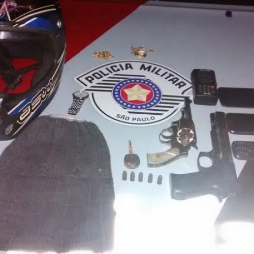 Arma de fogo e outros objetos foram apreendidos pela PM em um bar