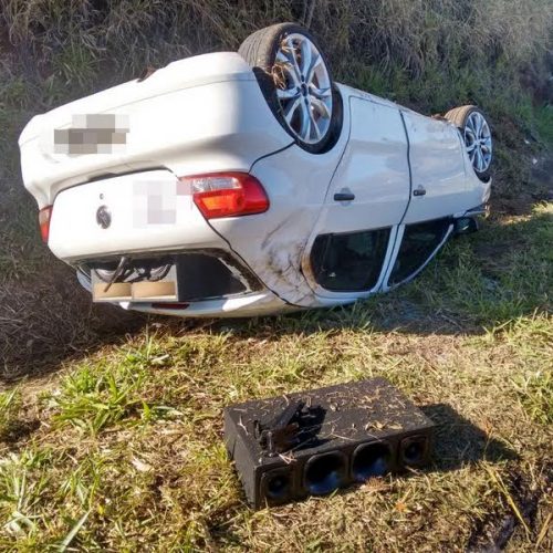 Polícia Ambiental prende seis pessoas furtando objetos de veículo capotado; 5 são de Porto Ferreira