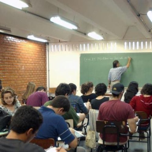 Estados e municípios querem adiar reajuste do piso dos professores para agosto