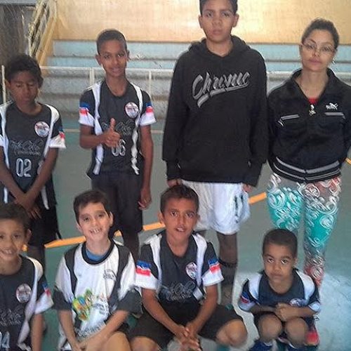 Jogos finais de campeonato da Escolinha de Futsal Menor da Garoto(a) acontecem no final de semana