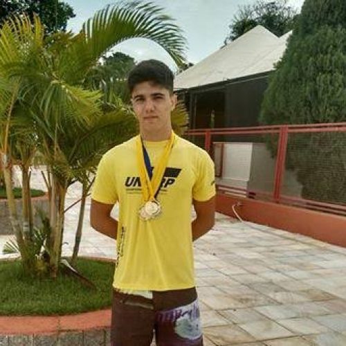 Guilherme Hencklein, atleta da natação do Clube de Campo, conquista 2 ouros no torneio da F.A.P.