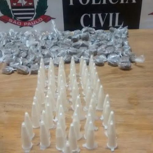 Policiais localizam e apreendem 130 invólucros de maconha e 67 pinos contendo cocaína