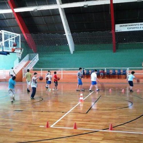 Basquete: inscrições para escolinha estão abertas para crianças e adolescentes de 7 a 17 anos