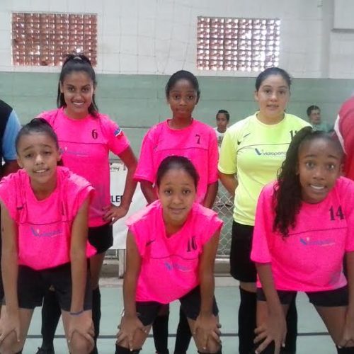 Sub 15 feminino de futsal do Projeto Garoto(a) Nota 10 conquista importante vitória sobre Limeira