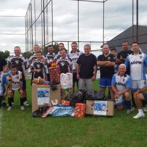 PMs de Porto Ferreira realizam jogo beneficente e arrecadam brinquedos para as crianças carentes