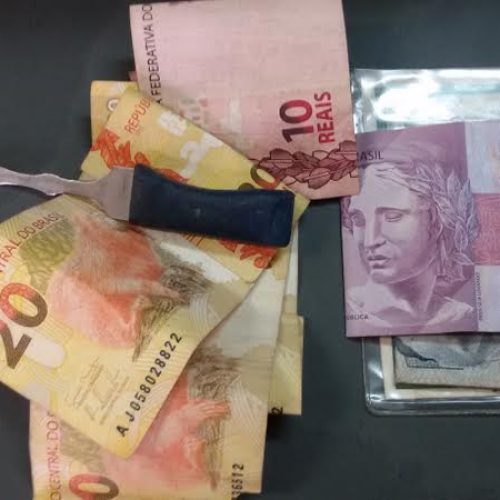 Denúncia leva Força Tática a prender um jovem de 18 anos e a apreender dois menores por tráfico