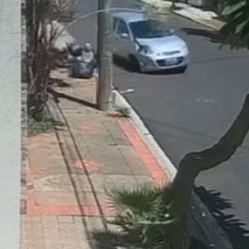 Motociclista fica gravemente ferido após ser atingido por carro