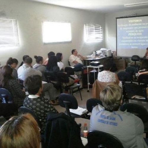 Equipe do controle de vetores faz nebulização em bairro e passa por treinamento
