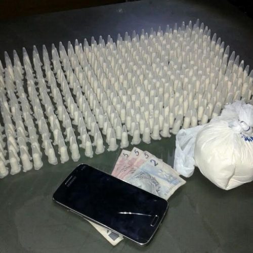 PM de Porto Ferreira prende dupla em flagrante por tráfico de drogas na Vila Maria
